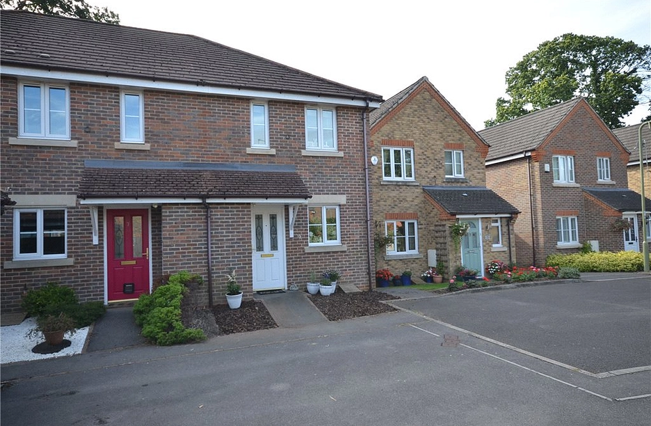 2 bedroom house for sale - Hall Drive, Fleet, Hampshire, GU52 - Property View 1