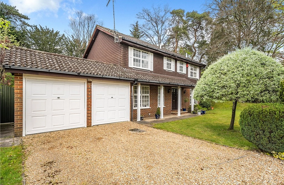 4 bedroom house for sale - Annandale Drive, Lower Bourne, Farnham, Surrey, GU10 - Property View 1