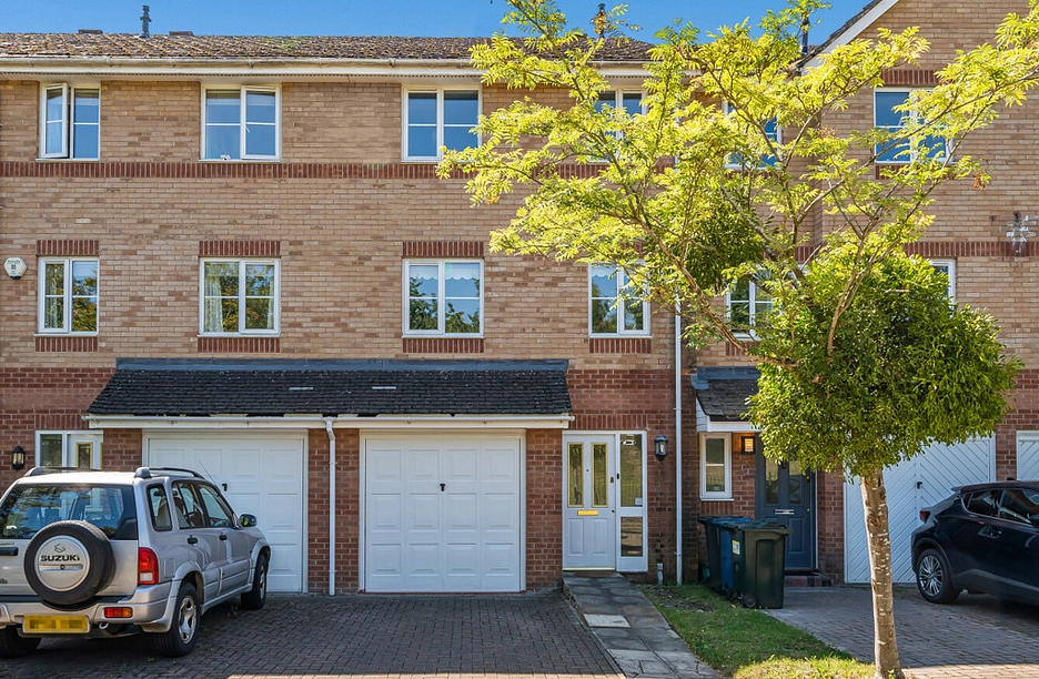 4 bedroom townhouse for sale - Princes Gate, High Wycombe, Buckinghamshire, HP13 - Property View 1