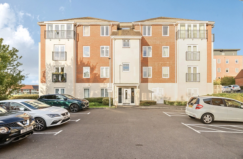 2 bedroom apartment for sale - Regis Park Road, Reading, Berkshire, RG6 - Property View 1