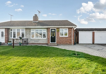 2 bedroom bungalow for sale - Hungerford Drive, Maidenhead, Berkshire, SL6 - Property View 1