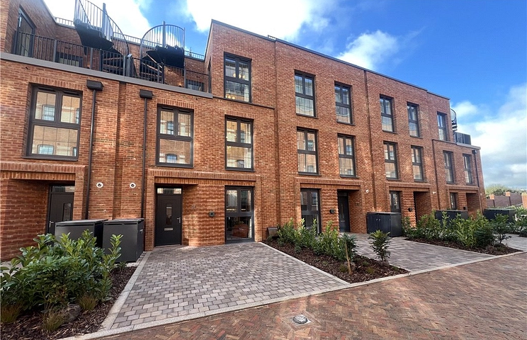 3 bedroom house for sale - Horlicks Quarter, Stoke Gardens, Slough, SL1