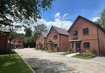 2 bedroom house for sale - Alderhurst, Englefield Green, Egham, Surrey, TW20 - Property View 1