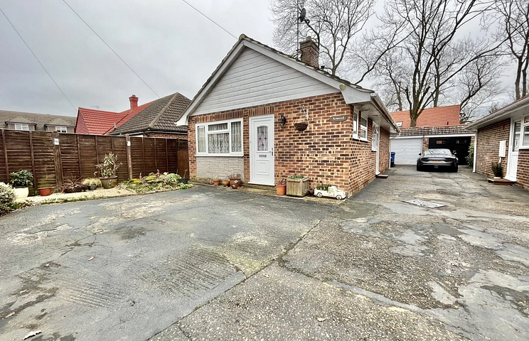 2 bedroom bungalow for sale - St. Johns Road, Sandhurst, Berkshire, GU47