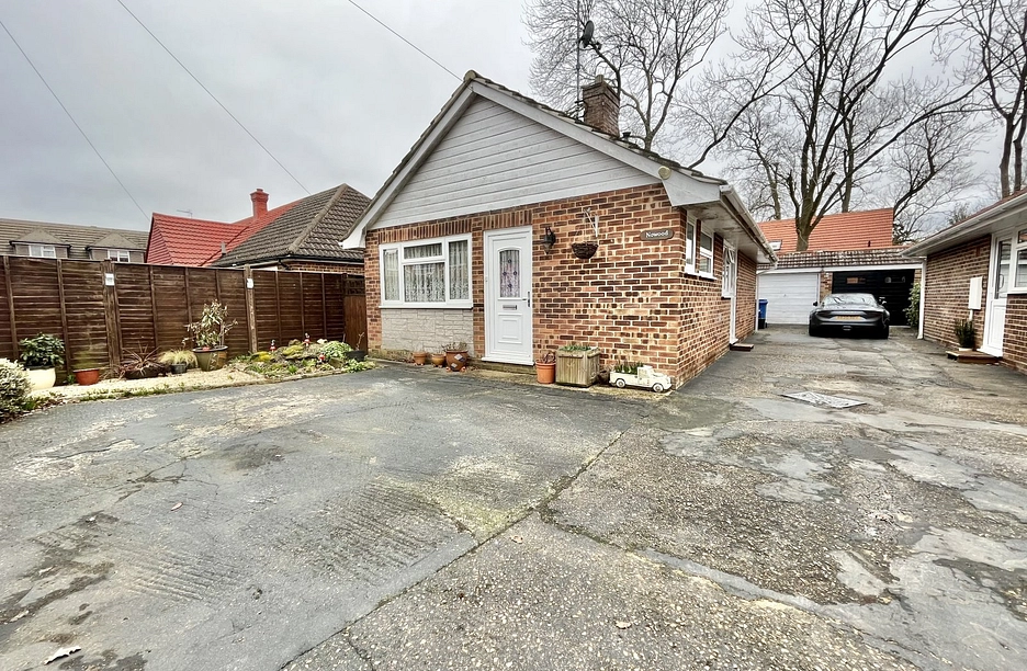 2 bedroom bungalow for sale - St. Johns Road, Sandhurst, Berkshire, GU47 - Property View 1