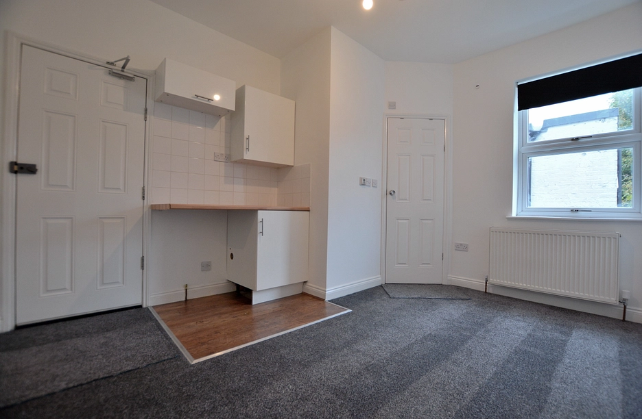 1 bedroom property to rent - Hinton Road, Uxbridge, UB8 - Property View 1