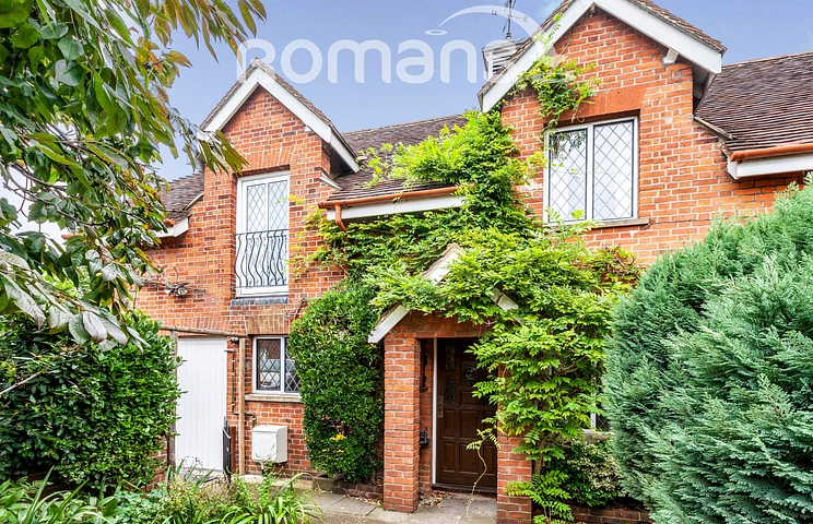 3 bedroom house to rent - Hall Court, Datchet, SL3