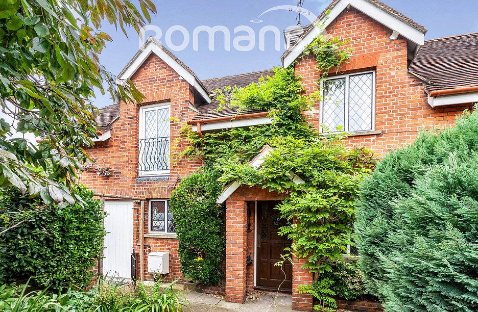 3 bedroom house to rent - Hall Court, Datchet, SL3 - Property View 1