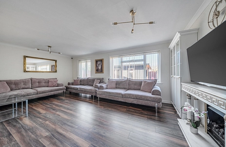 4 bedroom house for sale - Saxon Way, Old Windsor, Windsor, Berkshire, SL4 - Property View 2