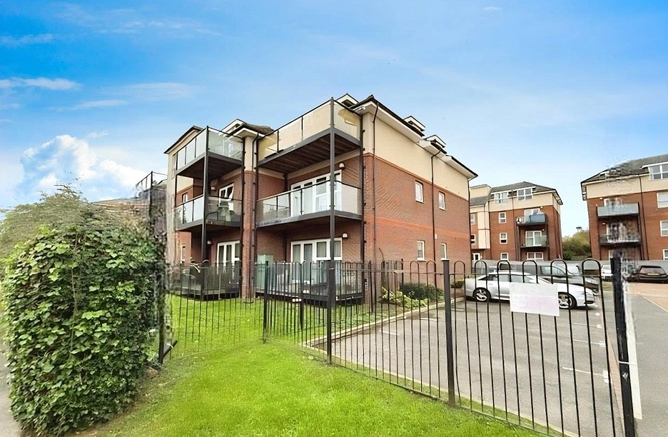 1 bedroom apartment for sale - Paddock Close, Windsor, Berkshire, SL4 - Property View 1