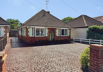 3 bedroom bungalow for sale - Reading Road, Woodley, Reading, Berkshire, RG5 - Property View 1