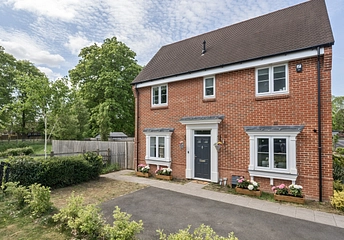 3 bedroom house for sale - Equestrian Court, Arborfield Green, Reading, Berkshire, RG2 - Property View 1