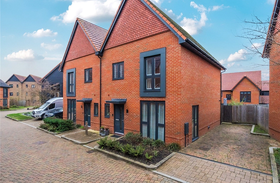 3 bedroom house for sale - Stirling Close, Crowthorne, Berkshire, RG45 - Property View 1