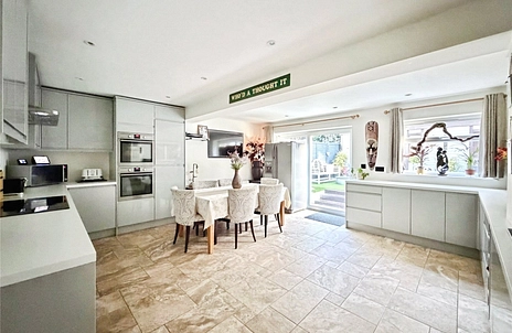 5 bedroom house for sale - Ives Close, Yateley, Hampshire, GU46 - Property View 2