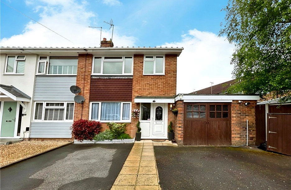 3 bedroom house for sale - Croft Lane, Yateley, Hampshire, GU46 - Property View 1