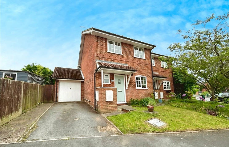3 bedroom house for sale - Ryves Avenue, Yateley, Hampshire, GU46